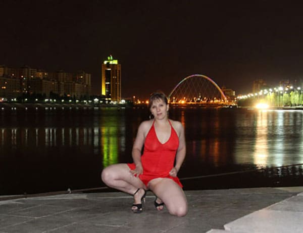 Пышка в красном платье сняла на улице трусики 8 фото