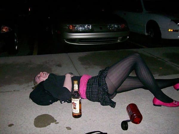 Голые пьяные девушки развлекаются 16 фото