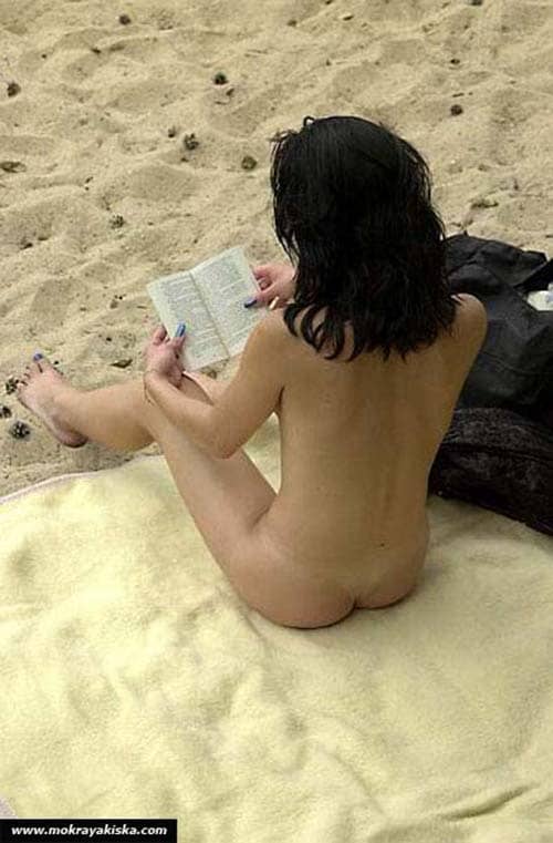 Русское подсмотренное фото за девушкой на нудистком пляже 5 фото