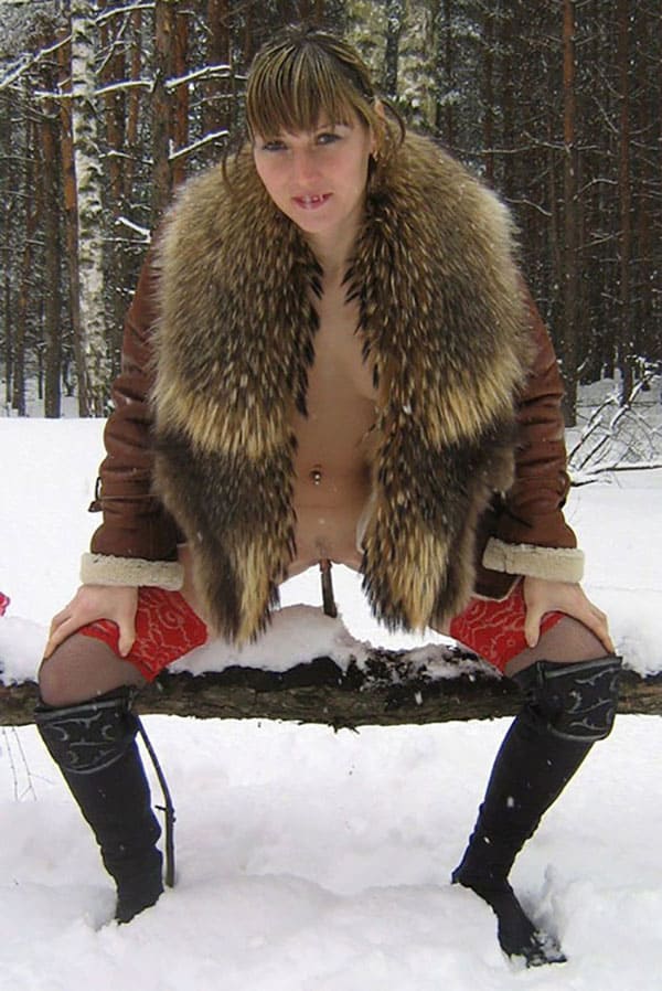 Девушка в шубе на голое тело в зимнем снежном лесу 2 фото
