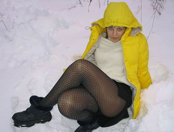Девушка в теплых колготах позирует на снегу 11 фото