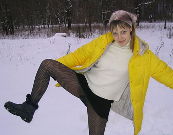 Девушка в теплых колготах позирует на снегу 8 фото
