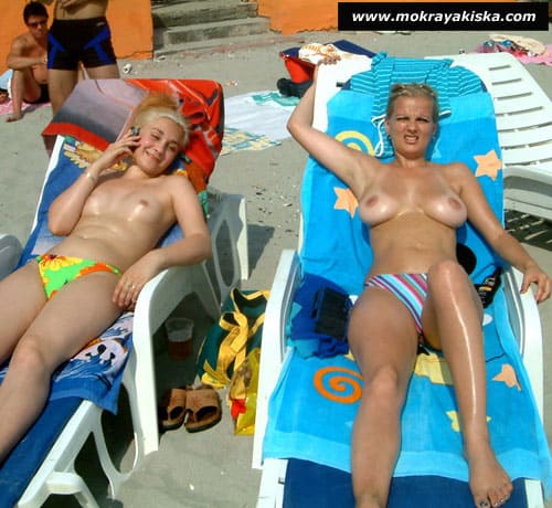 Жена топлесс перед другом на пляже (55 фото) - секс и порно altaifish.ru
