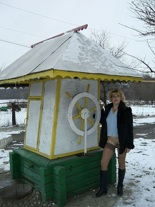 Голая женщина фотографируется с наряженной ёлочкой во дворе 13 фото