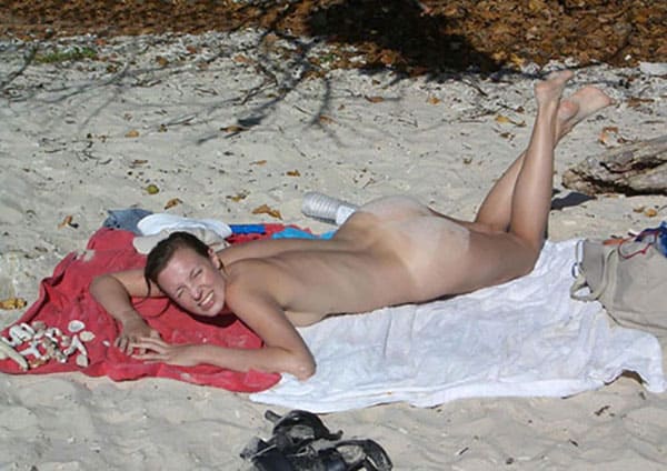 Скоро лето и голые девушки на пляжах в бикини 16 фото