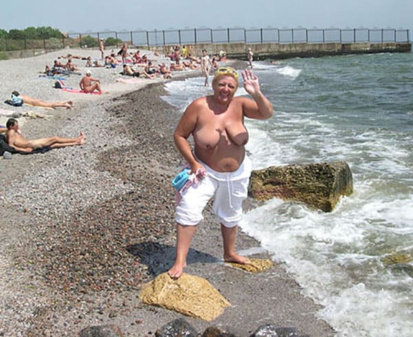 Скоро лето и голые девушки на пляжах в бикини 31 фото