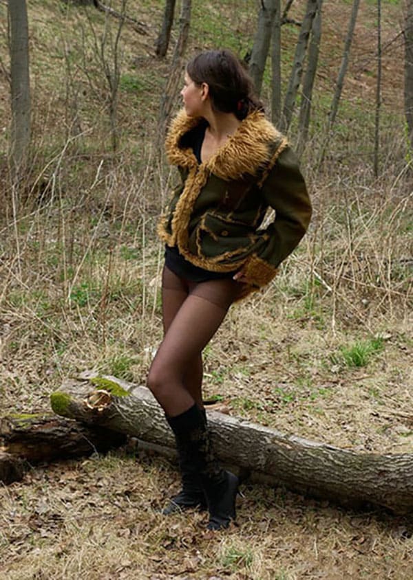 Девушка сняла красные стринги и присела пописать в лесу оглядываясь по сторонам 2 фото