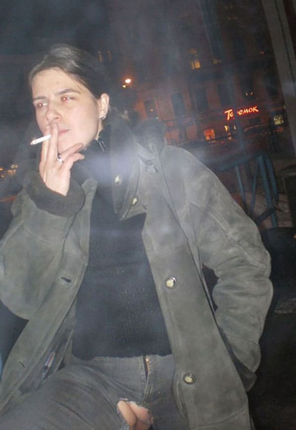 Девушка в джинсах с вырезом на пизде морозит зимой писю на улице 15 фото