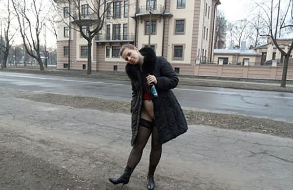 Девушка в джинсах с вырезом на пизде морозит зимой писю на улице 20 фото
