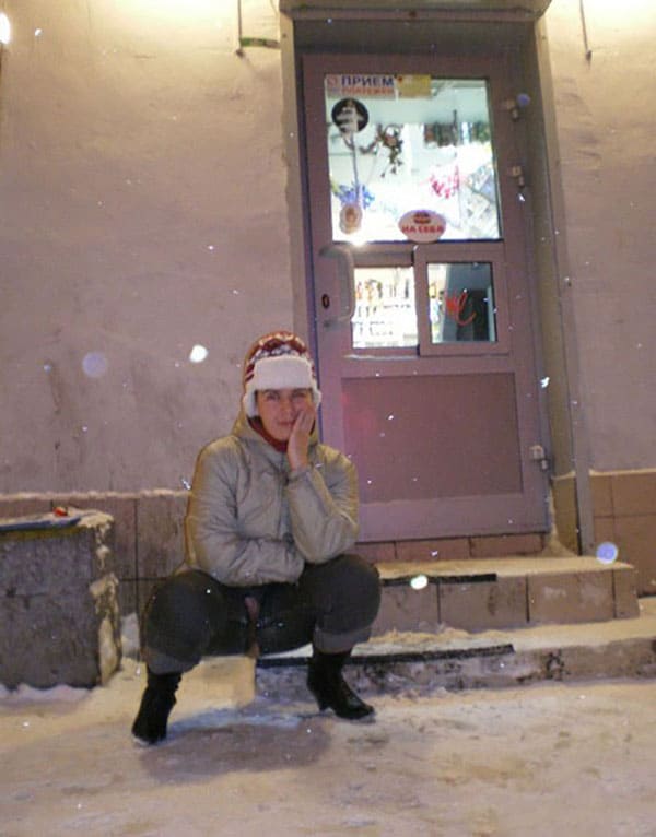 Девушка в джинсах с вырезом на пизде морозит зимой писю на улице 7 фото