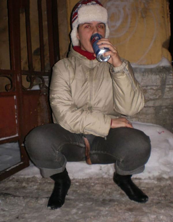 Девушка в джинсах с вырезом на пизде морозит зимой писю на улице 8 фото