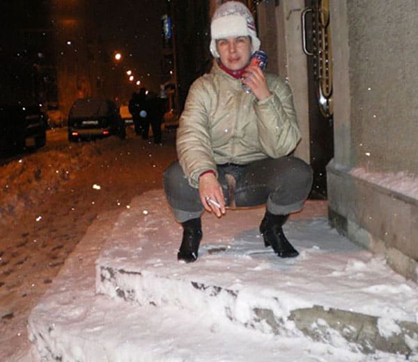 Девушка в джинсах с вырезом на пизде морозит зимой писю на улице 9 фото
