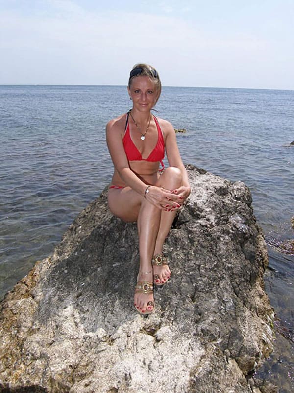 Спелая мамочка отдыхает голая на диком пляже в Геленджике 3 фото