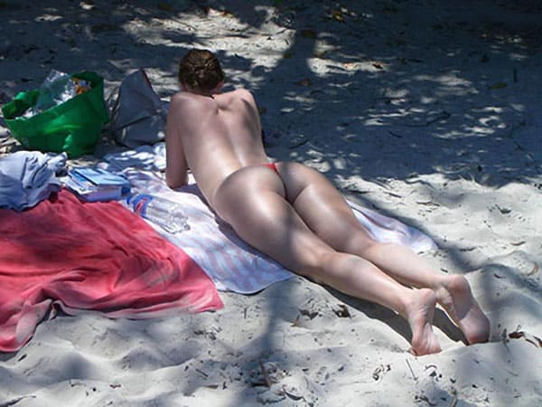 Голые девушки брюнетки на пляже фото 13 фото