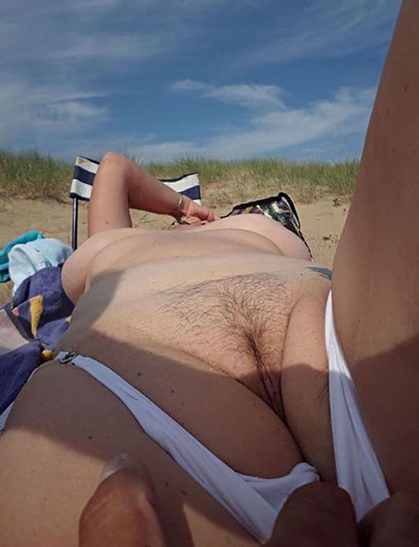 Голые девушки брюнетки на пляже фото 8 фото