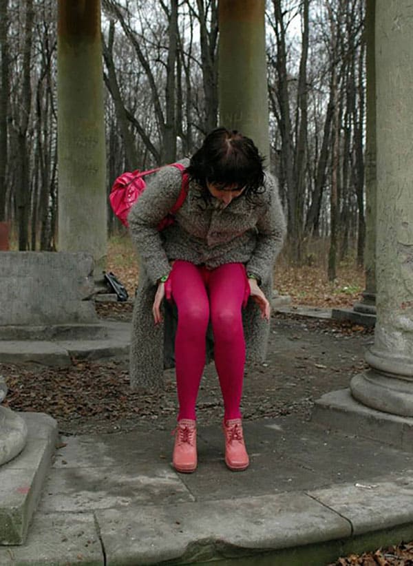 Сняв малиновые лосины женщина писает в парке 3 фото