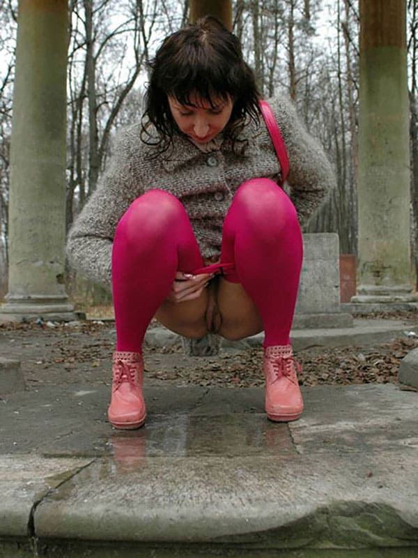 Сняв малиновые лосины женщина писает в парке 6 фото