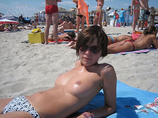 Фото голых девушек на пляже 7 фото