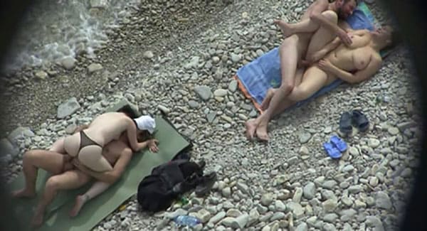 Подсмотренный секс русских свингеров на пляже 14 фото