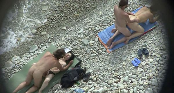 Подсмотренный секс русских свингеров на пляже 18 фото