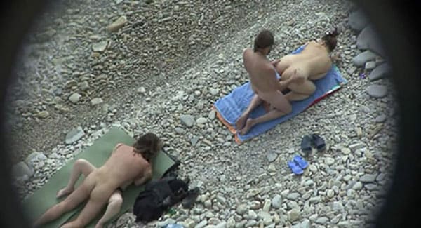 Подсмотренный секс русских свингеров на пляже 19 фото