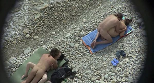 Подсмотренный секс русских свингеров на пляже 24 фото