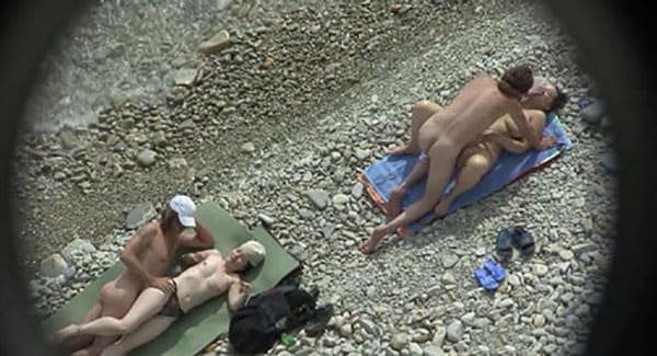 Подсмотренный секс русских свингеров на пляже 4 фото