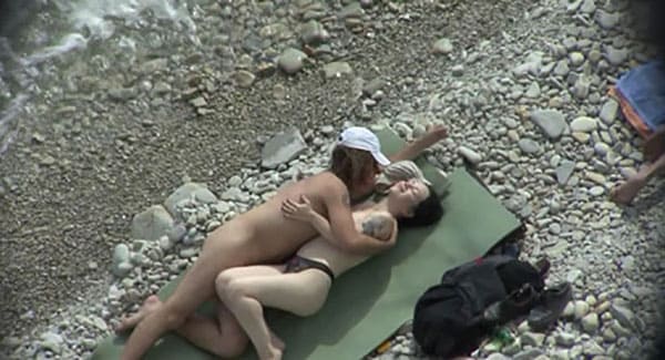 Подсмотренный секс русских свингеров на пляже 6 фото