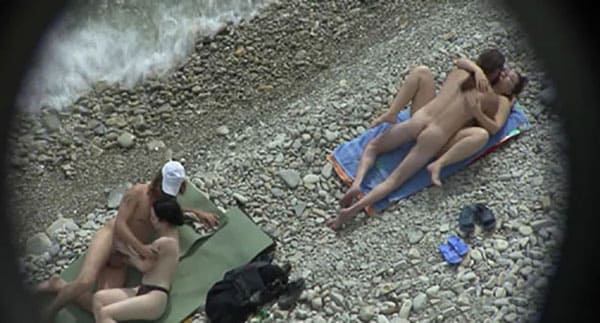 Подсмотренный секс русских свингеров на пляже 7 фото