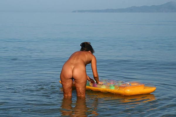 Жена на пляже писает в воду фото 18 фото