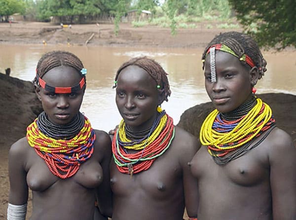 Голые папуаски из племени лесбиянок 4 фото