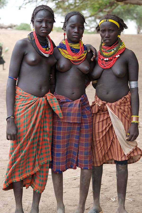Голые папуаски из племени лесбиянок 8 фото