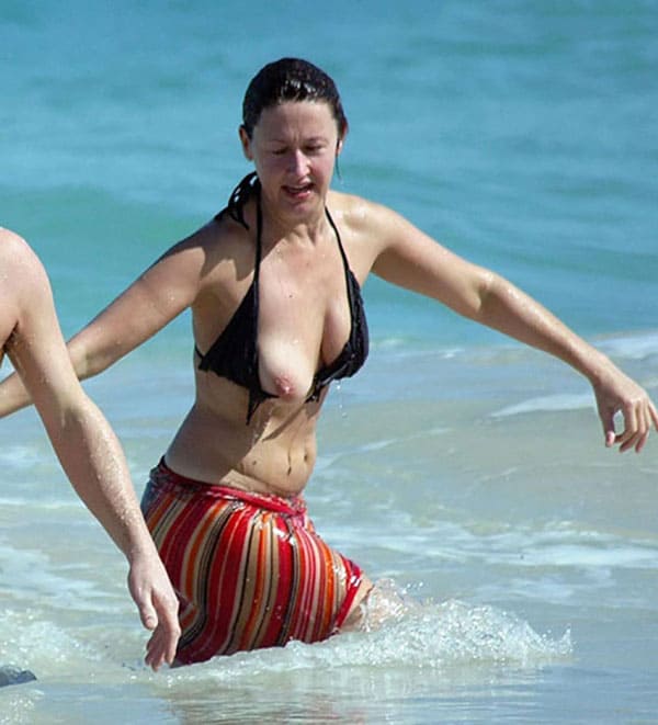 Голые девушки развлекаются на пляже 7 фото
