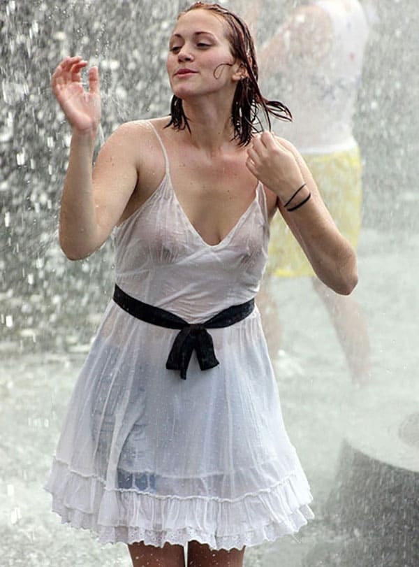 Подсмотренное девушки в мокрых майках с сосками 6 фото