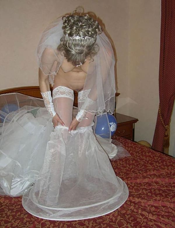 Невесты на свадьбу не надели трусы 18 фото