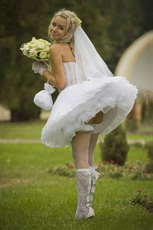 Невесты на свадьбу не одевают трусики 9 фото