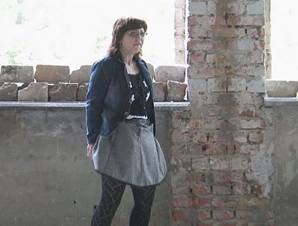 Женщина писает в заброшенном здании подсмотренное 11 фото