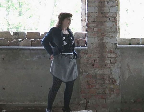 Женщина писает в заброшенном здании подсмотренное 12 фото