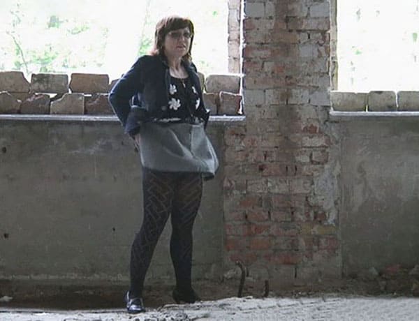 Женщина писает в заброшенном здании подсмотренное 13 фото