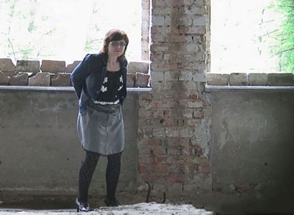 Женщина писает в заброшенном здании подсмотренное 2 фото