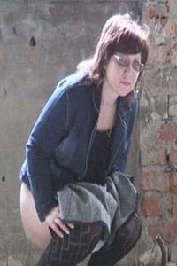 Женщина писает в заброшенном здании подсмотренное