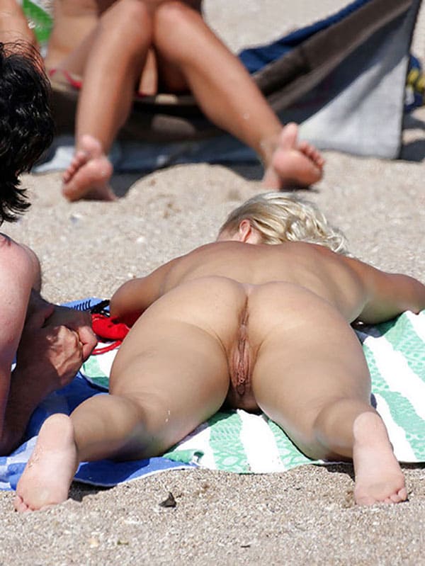 Девчонки на пляже загорают голые 11 фото