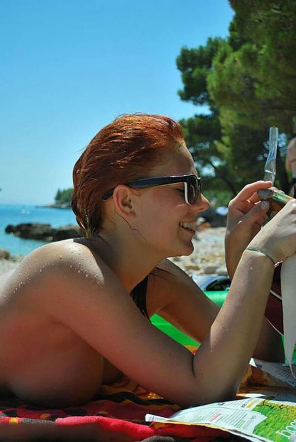 Подружки лесбиянки на нудистском пляже 16 фото