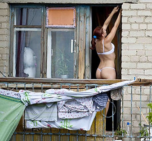 Подсмотренное за женщинами в окна дома напротив 1 фото