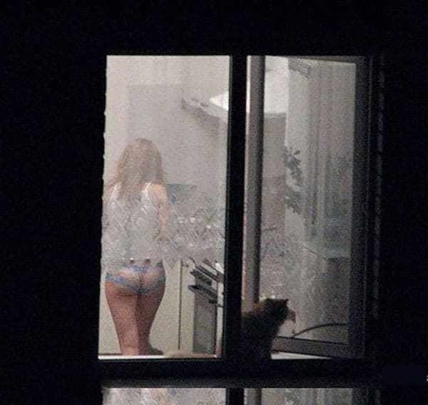 Подсмотренное за женщинами в окна дома напротив 12 фото