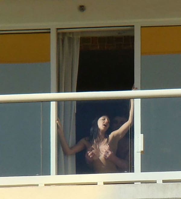 Подсмотренное за женщинами в окна дома напротив 14 фото