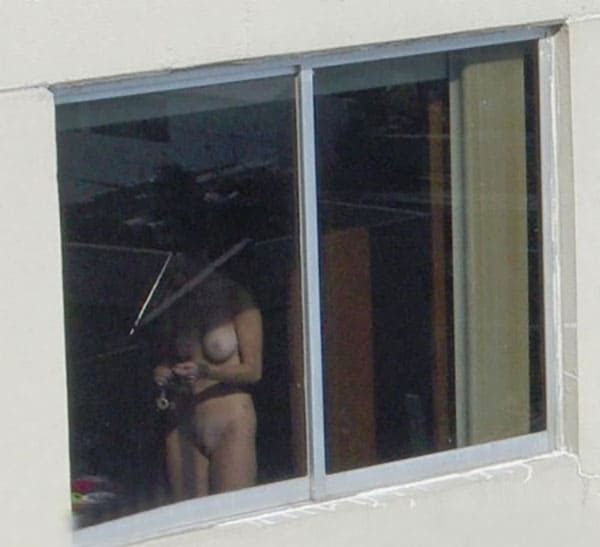 Подсмотренное за женщинами в окна дома напротив 21 фото