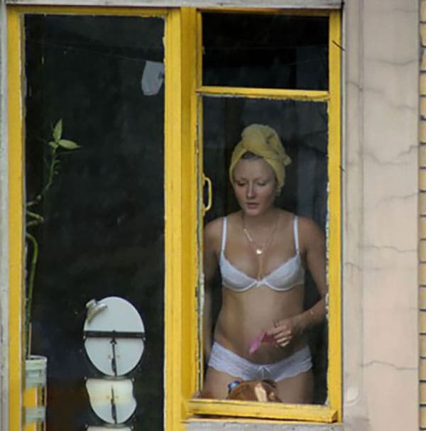Подсмотренное за женщинами в окна дома напротив 23 фото
