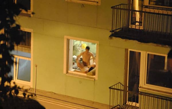 Подсмотренное за женщинами в окна дома напротив 25 фото