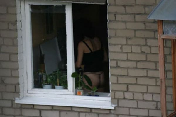 Подсмотренное за женщинами в окна дома напротив 30 фото